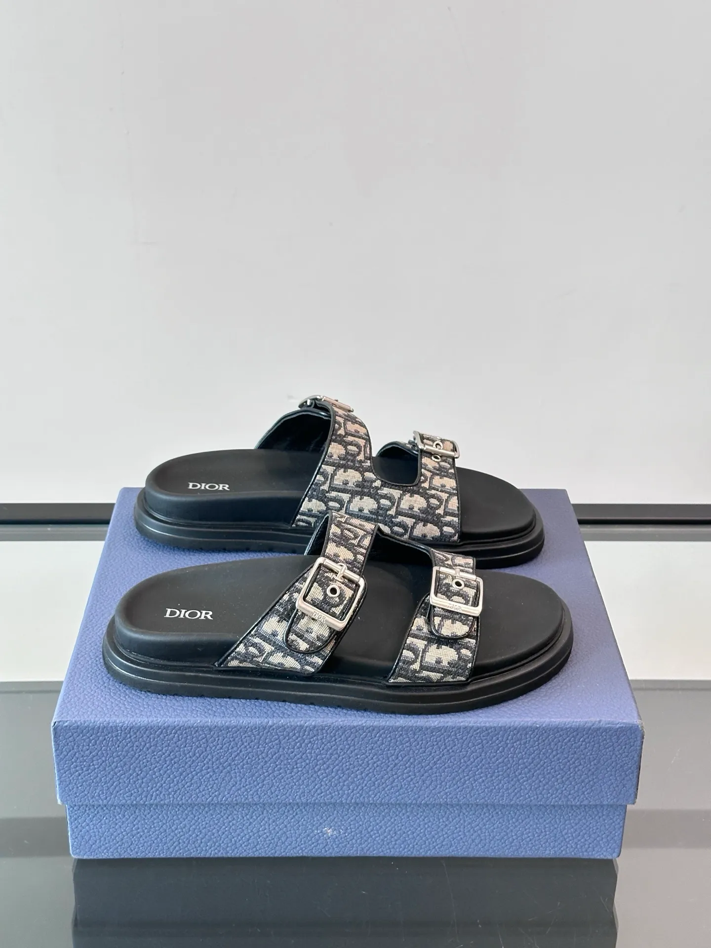 Factory price: 300💰Dior Aqua men's sandals and slippers. Showcasing Dior haute couture design. The Dior gray suede strap is accented with an aluminum Dior buckle for added style. Paired with a comfortable tonal notch sole, they pair easily with shorts or jeans for a sophisticated look. Main body: suede cow leather, technical fabric lining: cow leather, with adjustable straps, aluminum Dior buckle, Dior gray EVA insole, tonal notch rubber outsole splicing structure👌👌 size: 38-44 (45.46 customized)